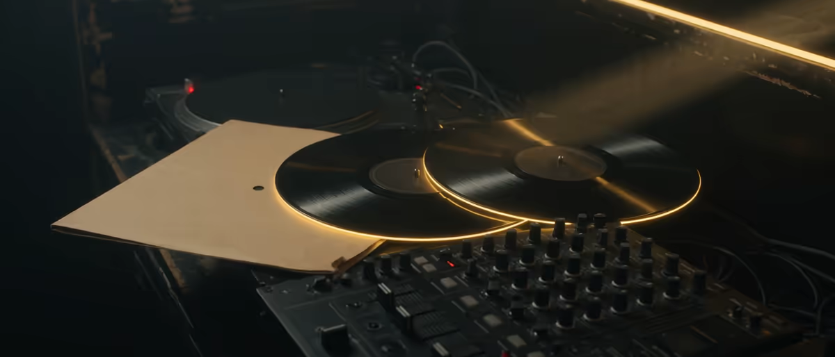 Labels Human-Made et AI-Assisted sur Traxsource : règles du store DJ 2026